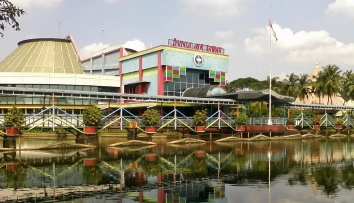 Tampak depan Dunia Air Tawar TMII (TMII)