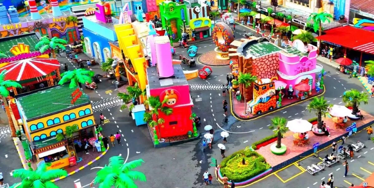 Suasana Ibarbo Park yang bertema kota Kartun (Ibarbo Park)