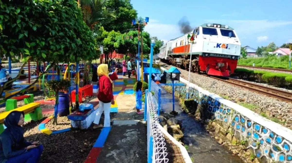 Taman Rasam Purwokerto di pinggir rel kereta api (Banyumas Ekspress)