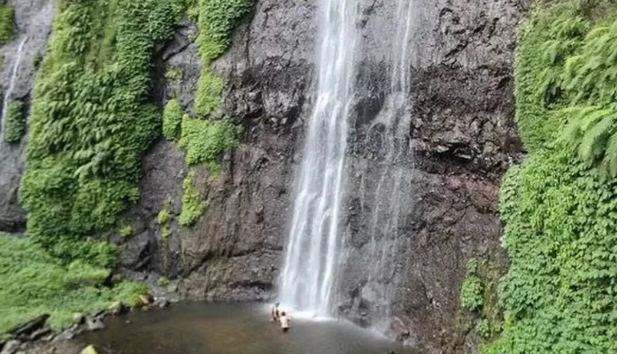 Air Terjun Tretes yang menjulang tinggi (promedia)