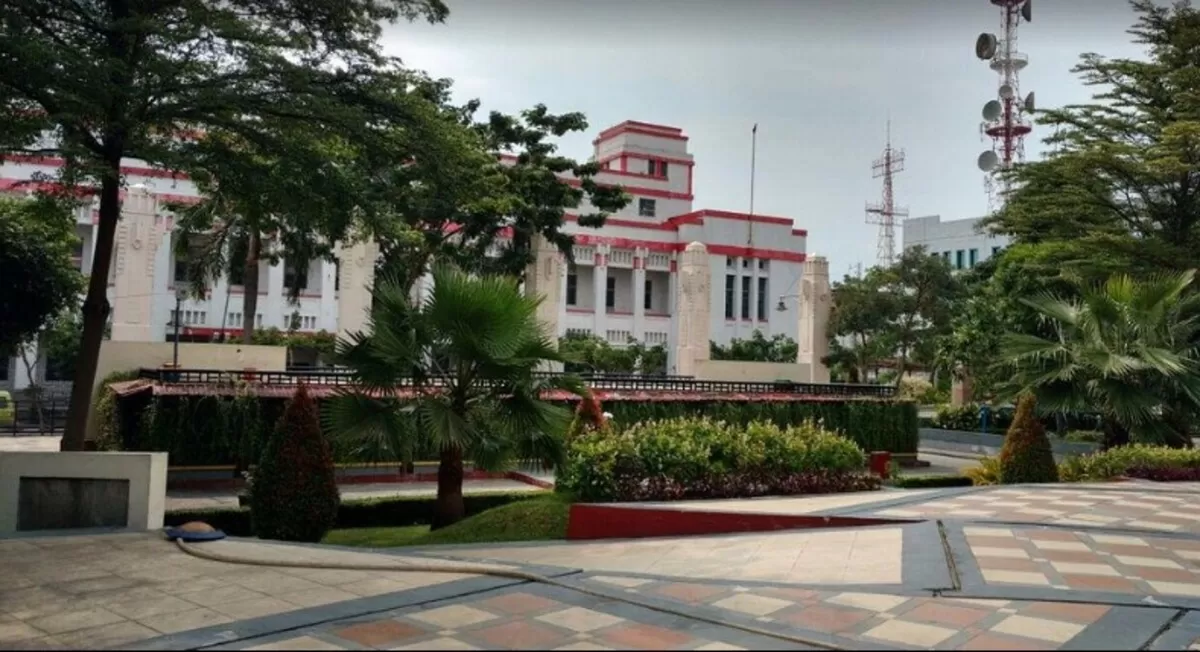 Taman Jayengrono dengan latar belakang bekas Gedung Internatio (tripadvisor)