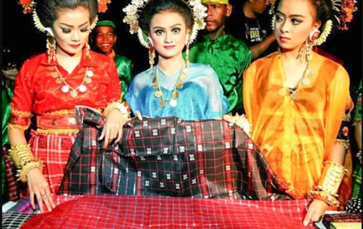 Kain Tenun Lipa Saqbe yang tampak mewah (Pariwisata Indonesia)