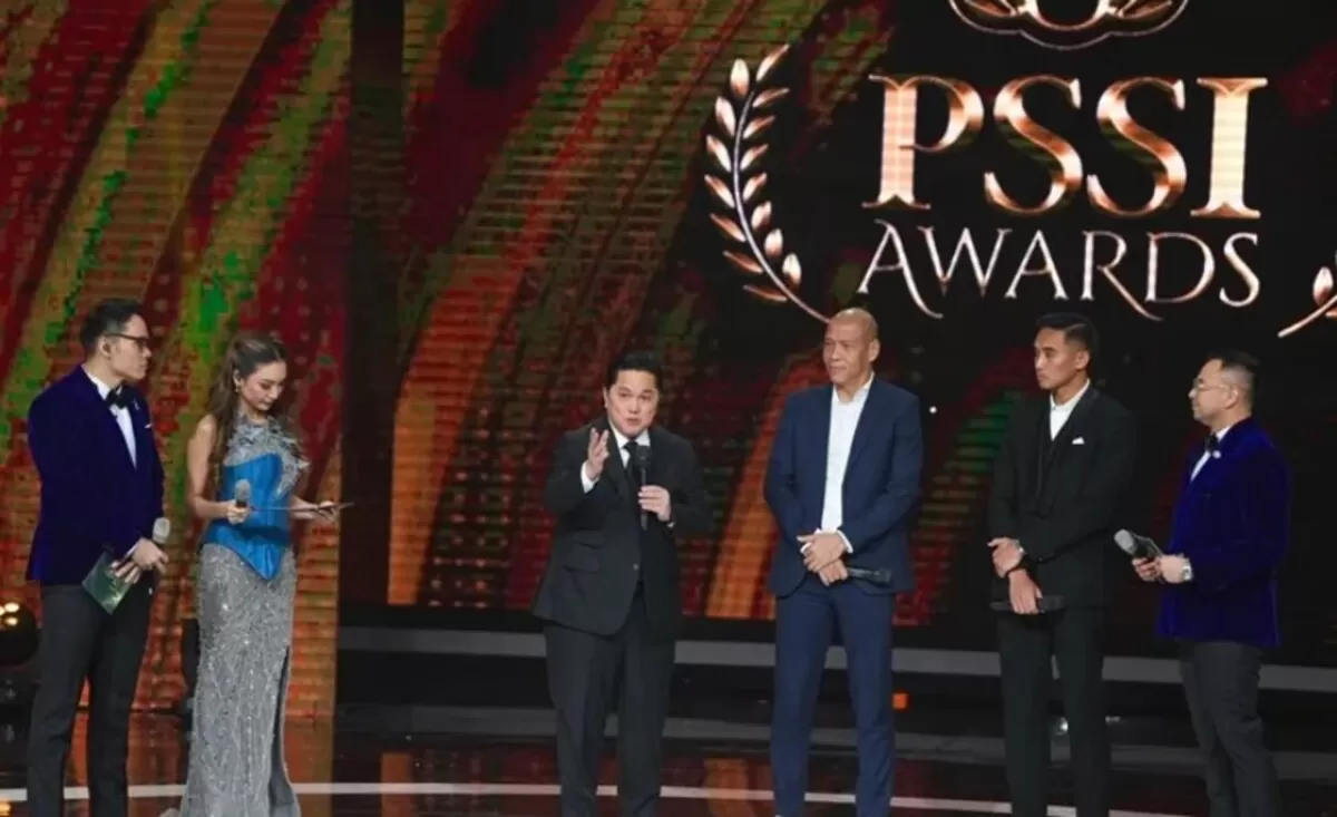 Erick Thohir saat berikan penghargaan dalam PSSI Awards (holopis)