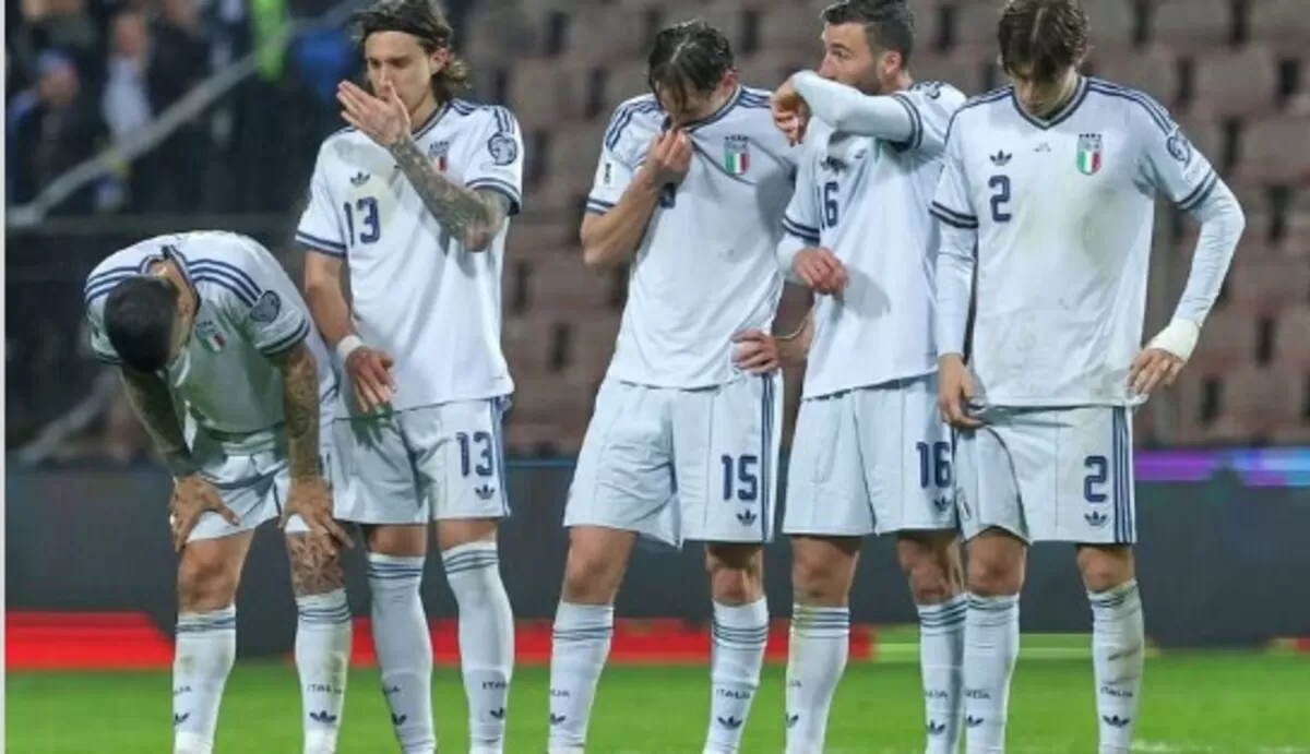 Pemain Italia tertunduk lesu usai kalah adu penalti melawan Bosnia (berbagai sumber)