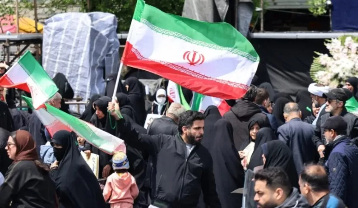Para warga Iran merayakan kemenangan setelah terjadinya gencatan senjata dengan AS (al Jazeera)