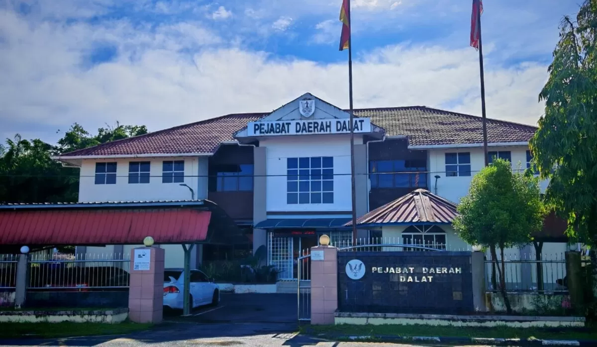 Sebuah kantor Distrik di Sarawak Malaysia (wikimedia)