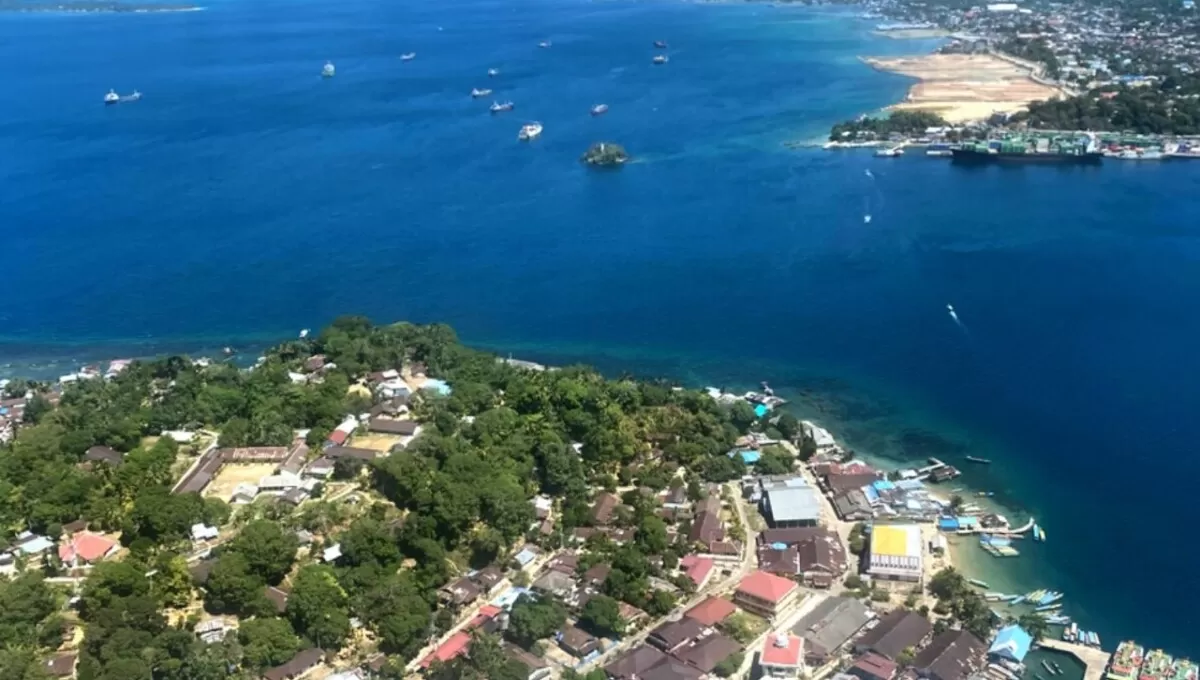 Pulau Doom yang terletak di seberang Kota Sorong (atourin)