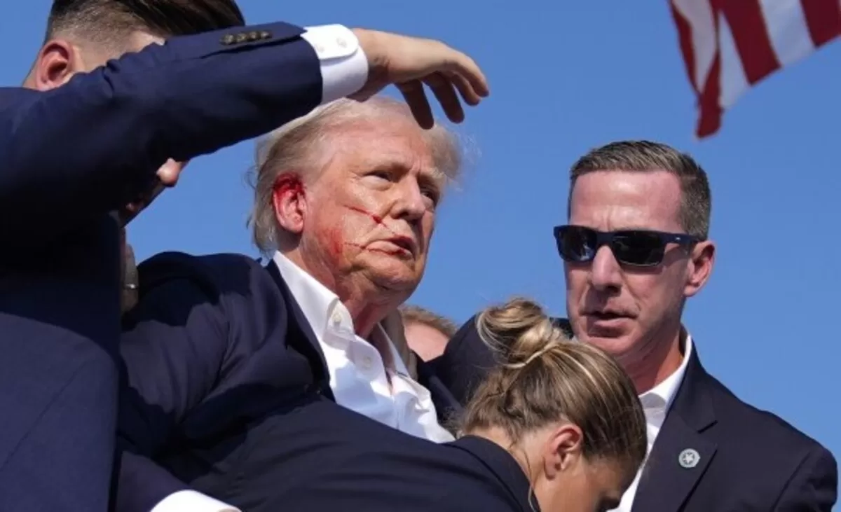 Trump ketika diserang dalam kampanye pemilu 2024 (AP News)
