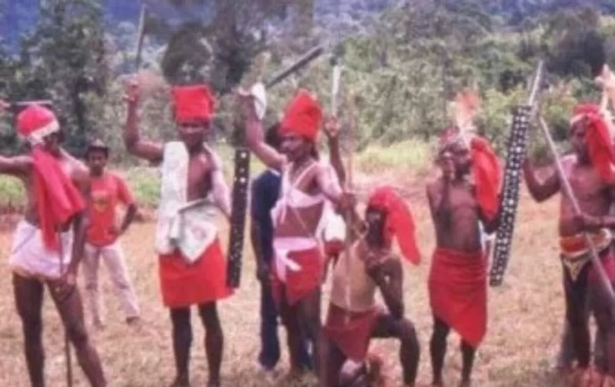 Suku Huaulu dengan ikat merah kain berang (berbagai sumber)