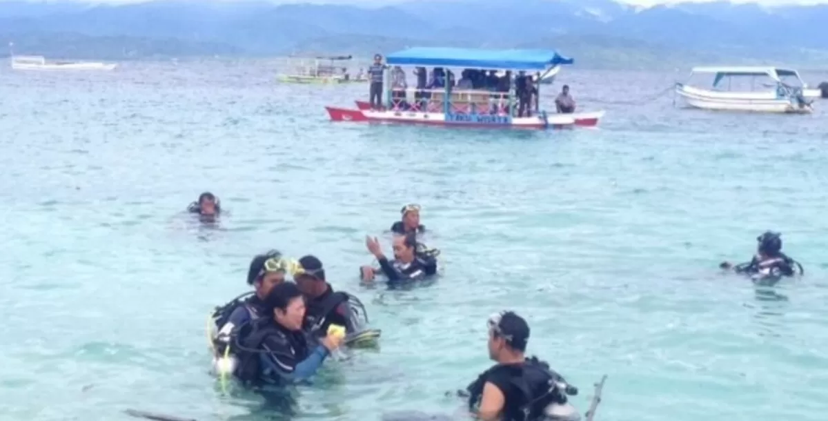 Wisatawan asyik snorkeling di pantai Tanjung Karang Donggala (berbagai sumber)