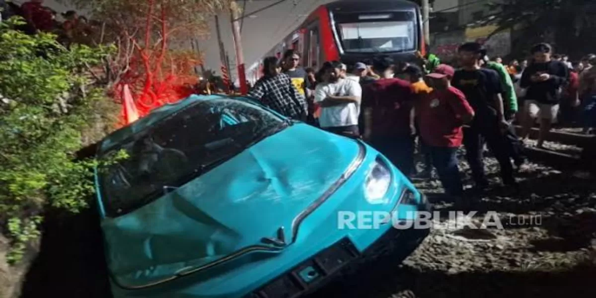 Fakta Terbaru Kecelakaan KRL Bekasi Timur: Taksi Green SM Masih di Lokasi, Ini Penjelasan dan Responsnya (Menyoroti insiden taksi Green SM yang diduga jadi penyebab awal kecelakaan kereta antara KA Argo Bromo dengan KRL di Stasiun Bekasi Timur. (Instagram.com/@info.bekasitimur))