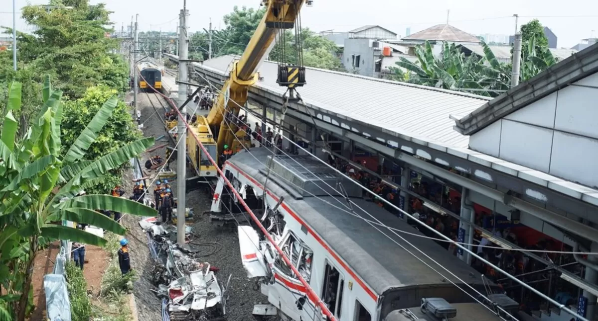 Proses evakuasi KRL di stasiun Bekasi Timur (kompas)