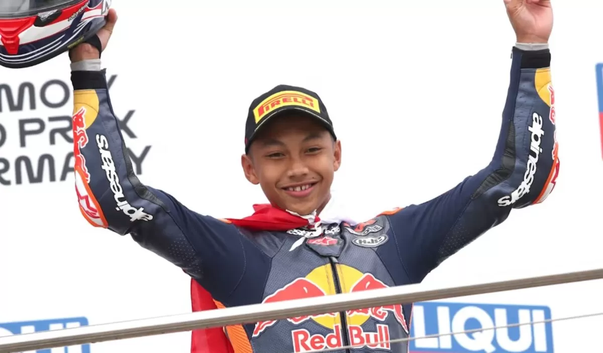 Kiandra Ramadhipa saat naik podium di Sirkuit Jerez (Red Bull)