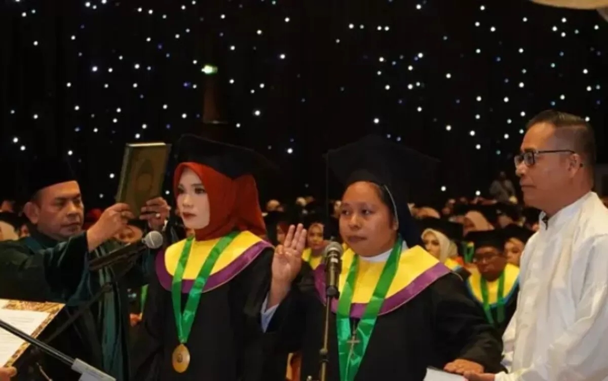Suster Yustina saat wisuda di Unusa Surabaya (unusa)