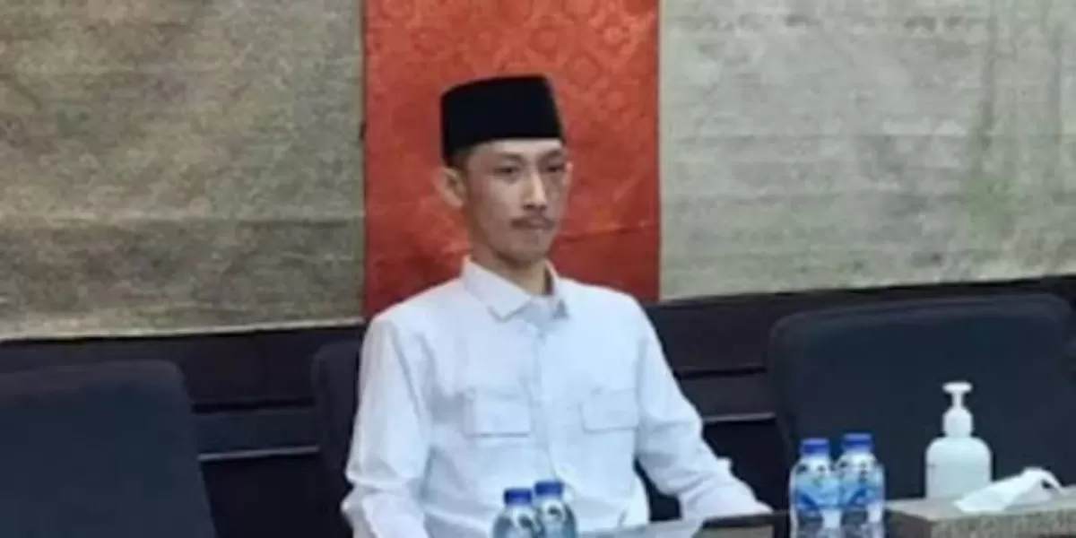 Kronologi Achmad Syahri DPRD Jember Ditegur Gerindra usai Ketahuan Main Game dan Merokok saat Rapat (Menyoroti alasan menohok di balik skandal anggota DPRD Jember, Achmad Syahri main gim saat rapat.  (Instagram.com/@jogjastudent))