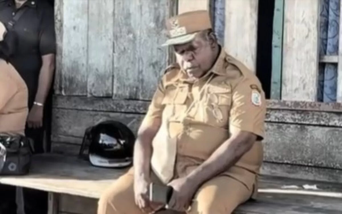 Cuplikan Gambar Gubernur Elisa Kambu yang tampak tertidur lelah di depan rumah warga saat kunjungan dinas (tik tok)