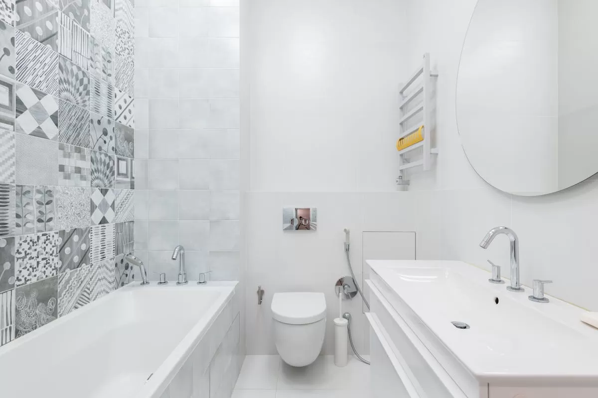 6 Ide Kamar Mandi Minimalis, Jadikan Ruang Sempit Terasa Plong! (Pexels.com / Max Vakhtbovych)