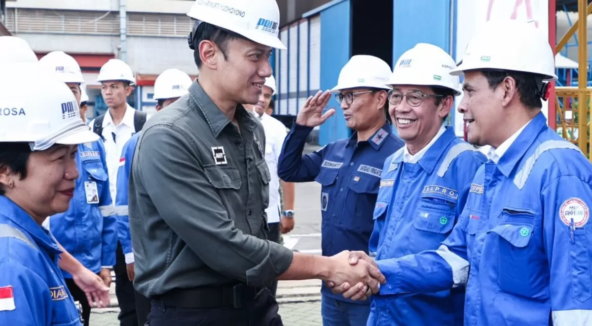 Menko AHY saat menyambangi PT PAL Indonesia (kemenkoinfra)