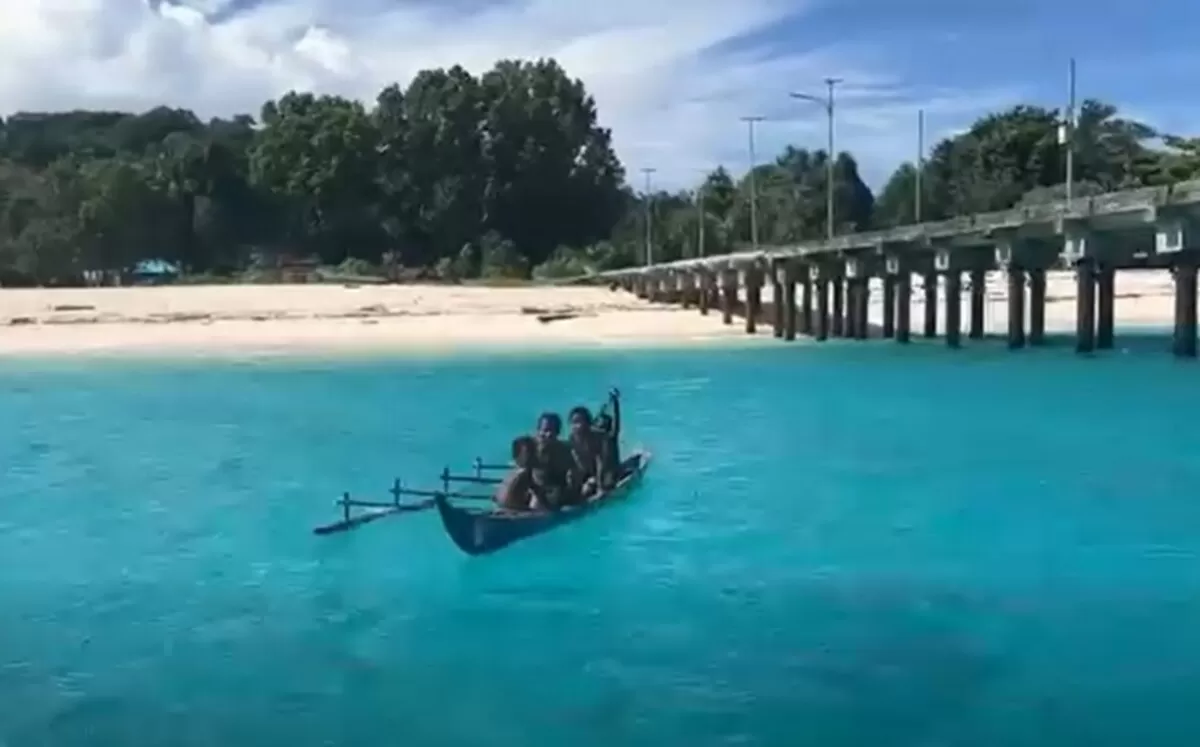 Dermaga Pulau Mios Bepondi dan anak-anak penduduk asli setempat (facebook: William Thobias Fofid)