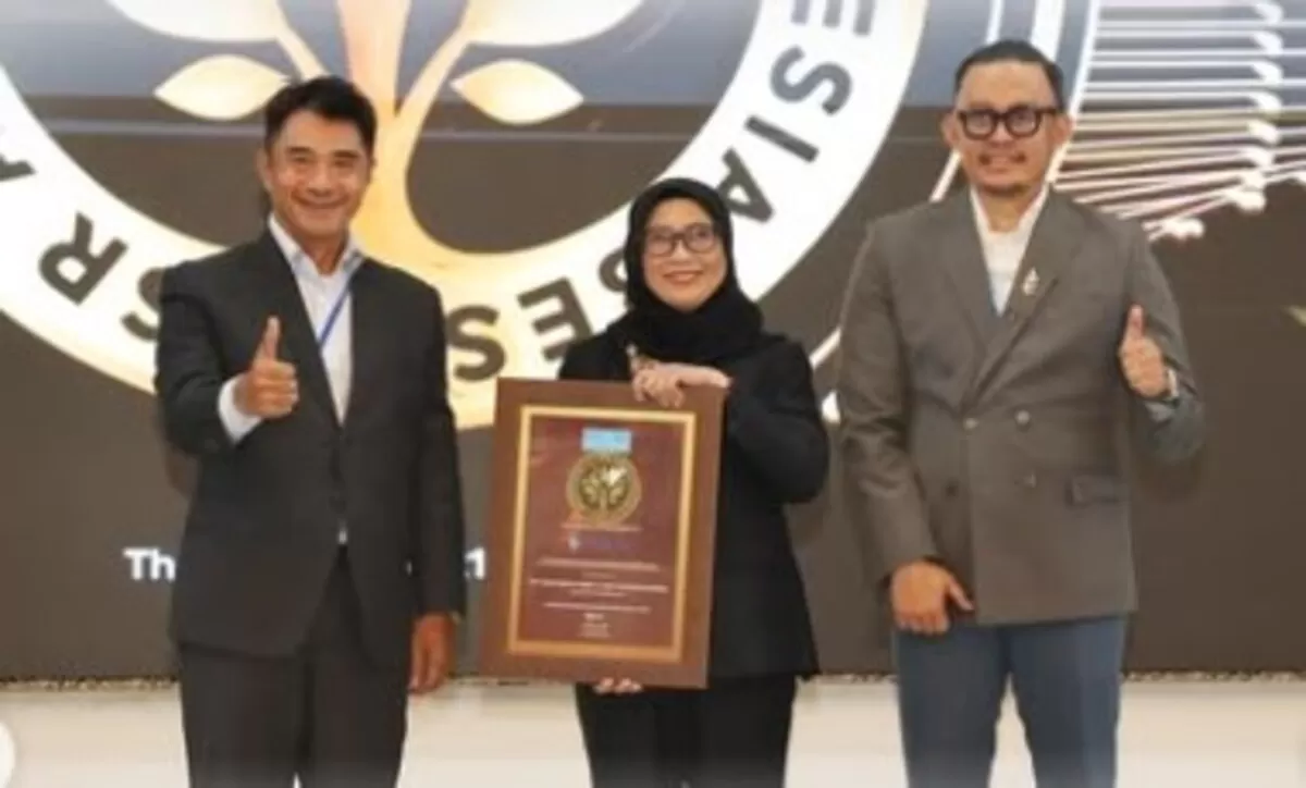 Dir Keu dan Manajemen Risiko Pelni, Anik Hidayati menerima penghargaan (Pelni)