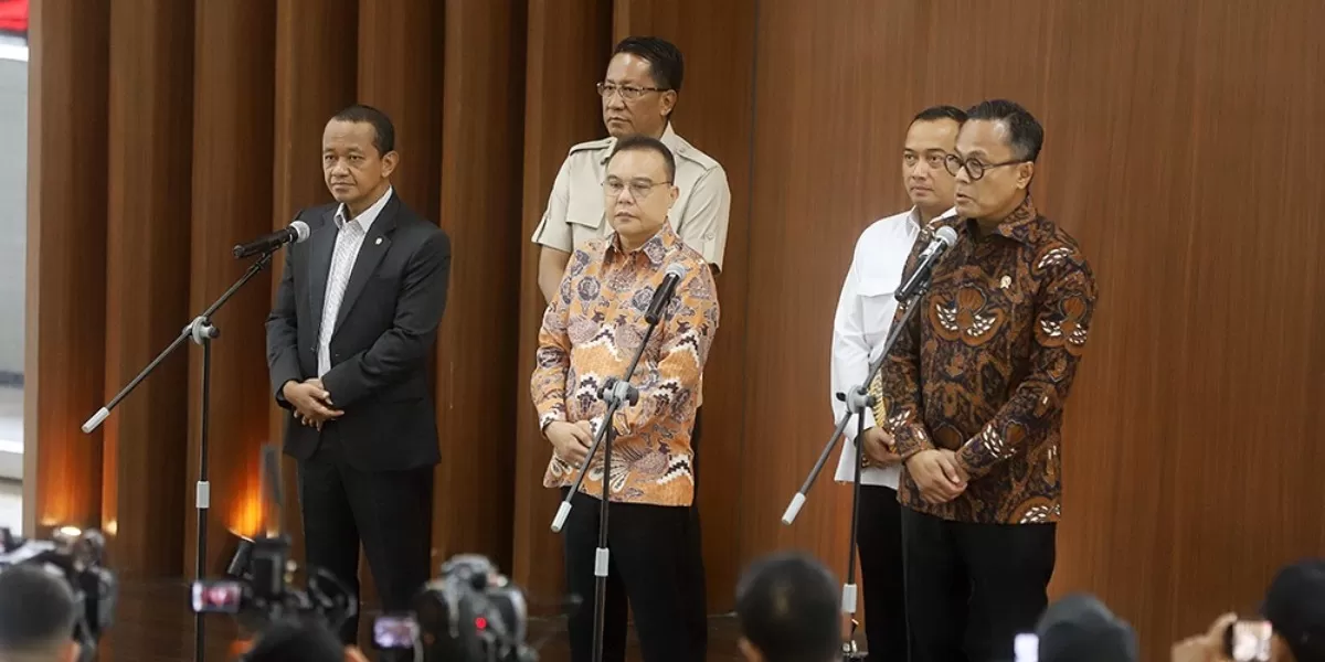 Pemerintah dan DPR Koordinasi Percepatan Ekonomi, Bahas Aturan Ekspor hingga Perizinan Investasi (DPR dan pemerintah bahas percepatan ekonomi RI, tata kelola ekspor Danantara, ESDM, serta aturan investasi.)