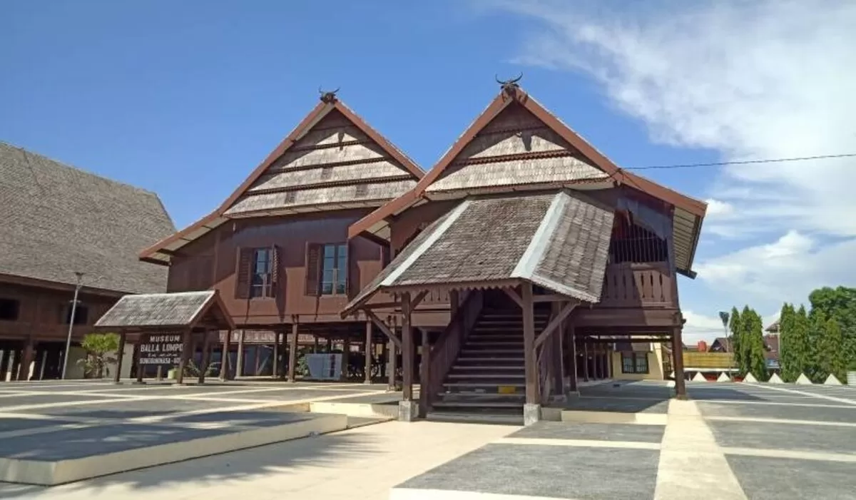 Balla Lompoa (panduan wisata)