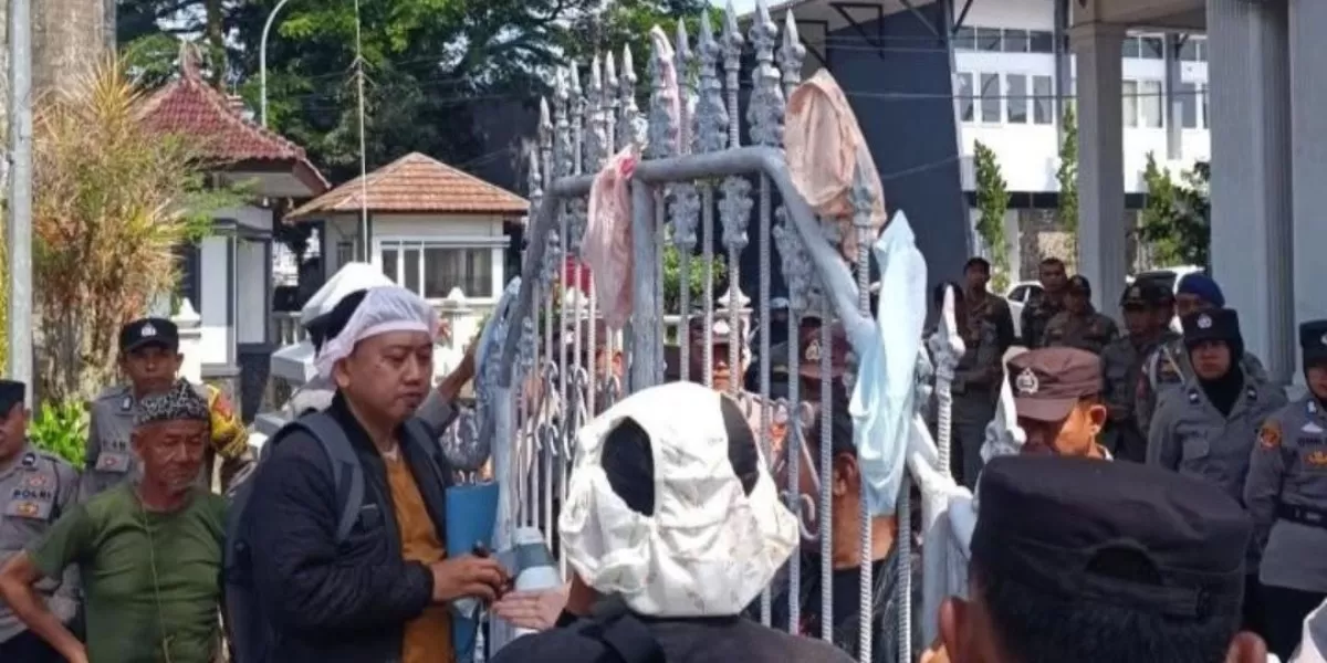 Warga Kuningan Gelar Aksi Celana Dalam di Kepala, Desak Bupati Copot Oknum Pejabat (Menyoroti aksi unjuk rasa warga di Kantor Bupati Kuningan, Jawa Barat terkait dugaan perilaku amoral yang libatkan oknum pejabat daerah. (Instagram.com/@kuninganmass)