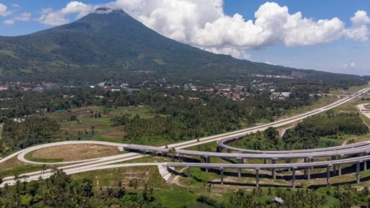 Jalan Tol Manado - Bitung di bawah kaki Gunung Klabat (antara)