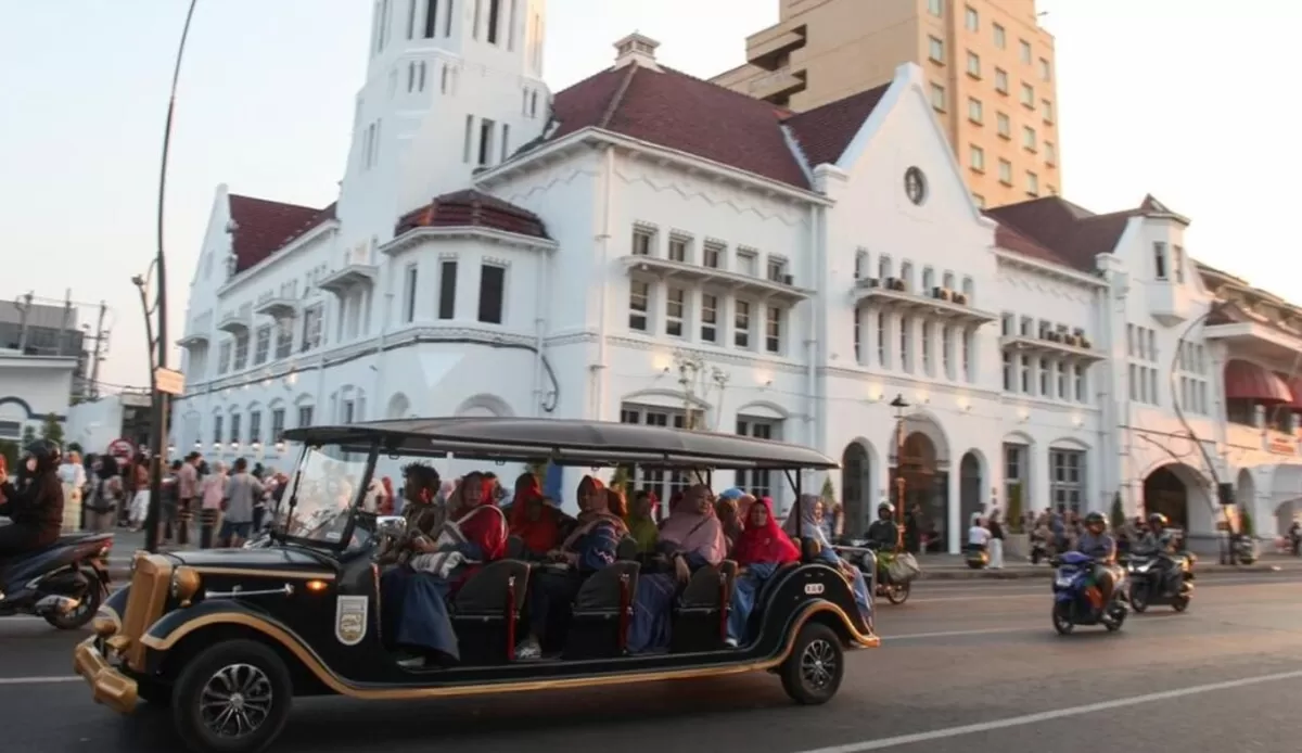 Toerwagen melintas di kawasan Kota Lama Surabaya (detik travel)