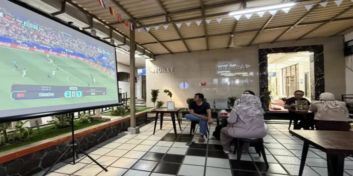 Nonton Piala Dunia 2026 di Loko Cafe Stasiun Surabaya Gubeng Jadi Daya Tarik Baru KAI Daop 8 Saat Libur Sekolah, Penumpang Jadi Meningkat (Ilustrasi gambar )