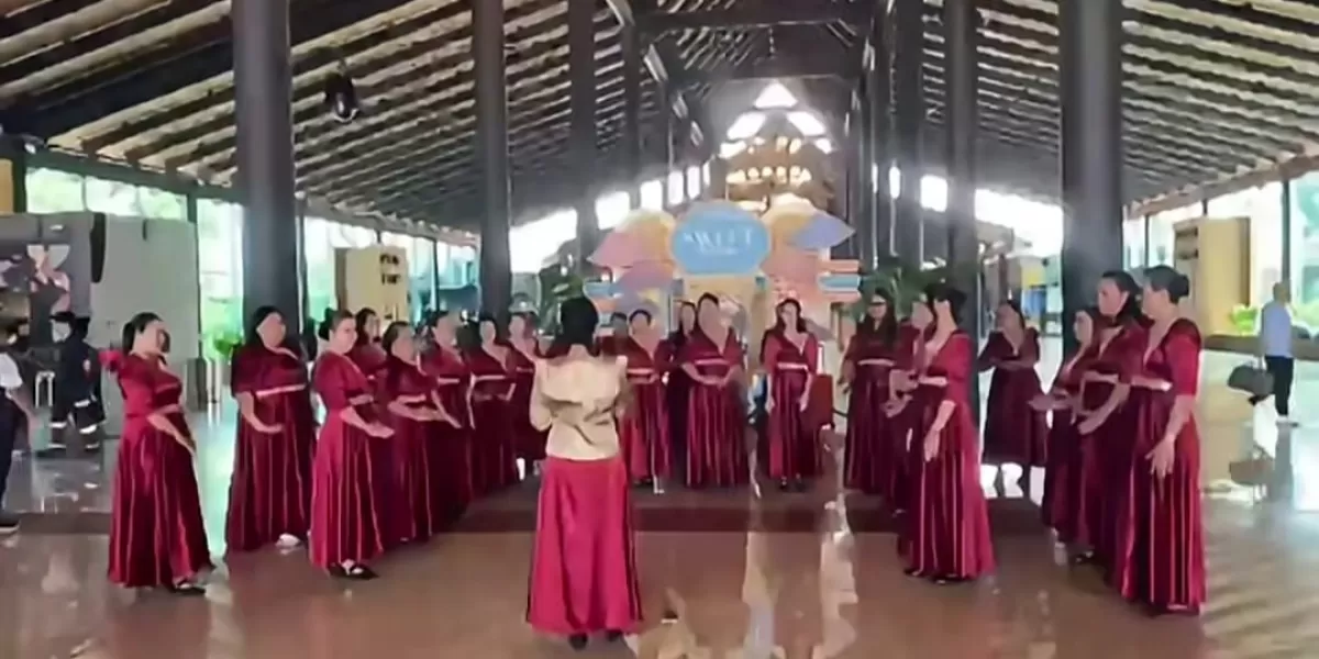 Viral Kontingen Pesparawi Kepulauan Riau Bernyanyi di Bandara Soekarno-Hatta, Begini Kronologinya hingga Gagal Berangkat ke Manokwari (Viral momen Paduan Suara Wanita (PSW) yang akan mengikuti kompetisi di Manokwari bernyanyi di Bandara Soetta. (Instagram/susanarotasouw))