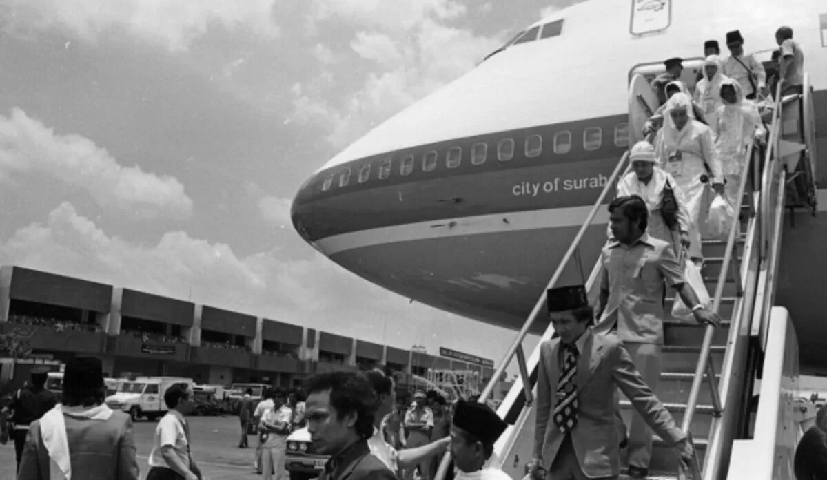 Jemaah Haji turun dari pesawat medio 1960an (kompas)