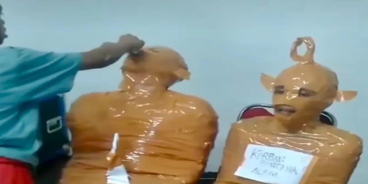 Viral Video 2 Pria Mirip Teletubbies Dibungkus Lakban, Pengunggah Tegaskan Bukan Pelaku Pencurian (Menyoroti dugaan maling diselotip cokelat sampai mirip Teletubbies di media sosial, kini video tersebut diklaim hanya untuk bikin konten. (Instagram.com/@leet.media))