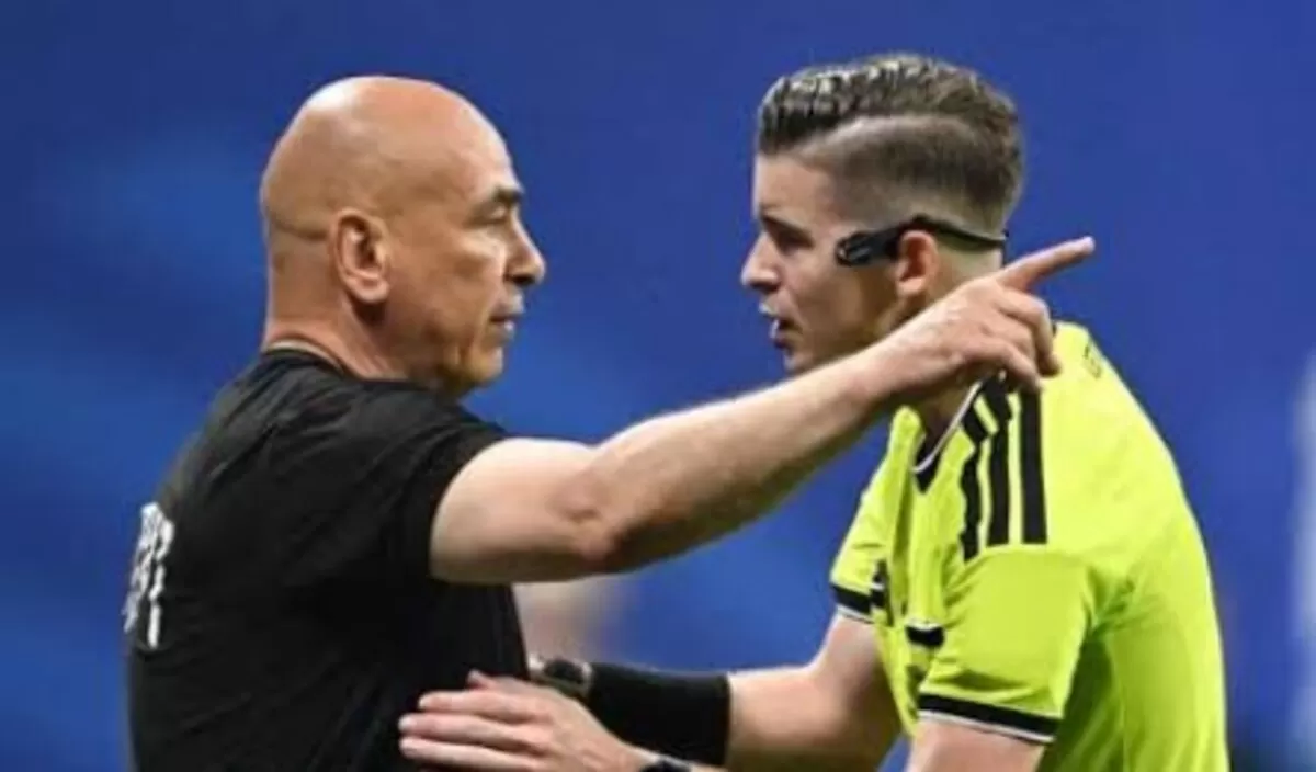 Pelatih Mesir saat layangkan protes kepada wasit (the guardian)
