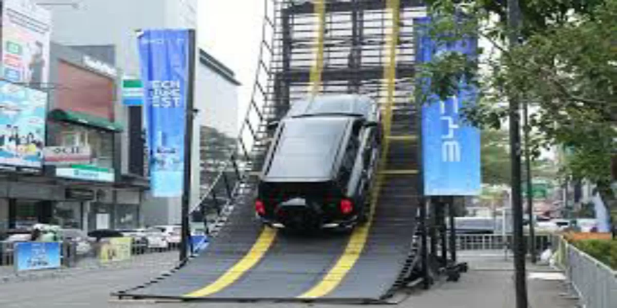 BYD Tech Culture Fest 2026 Bandung Kenalkan Teknologi Dual Mode, BYD Seal 6 DM dan DENZA B5 kepada Masyarakat (BYD Tech Culture Fest 2026 di 23 Paskal Shopping Center, Bandung, 15-19 Juli 2026.)