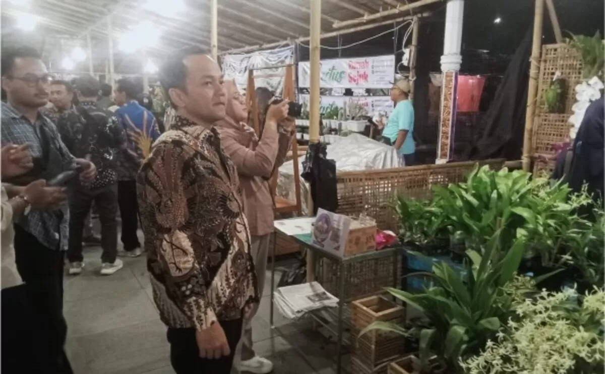 Walikota Surakarta, Respati Ardi saat menyambangi salah stan pada Solo Anggrek Festival 2026 (Reporter Klik Saja)