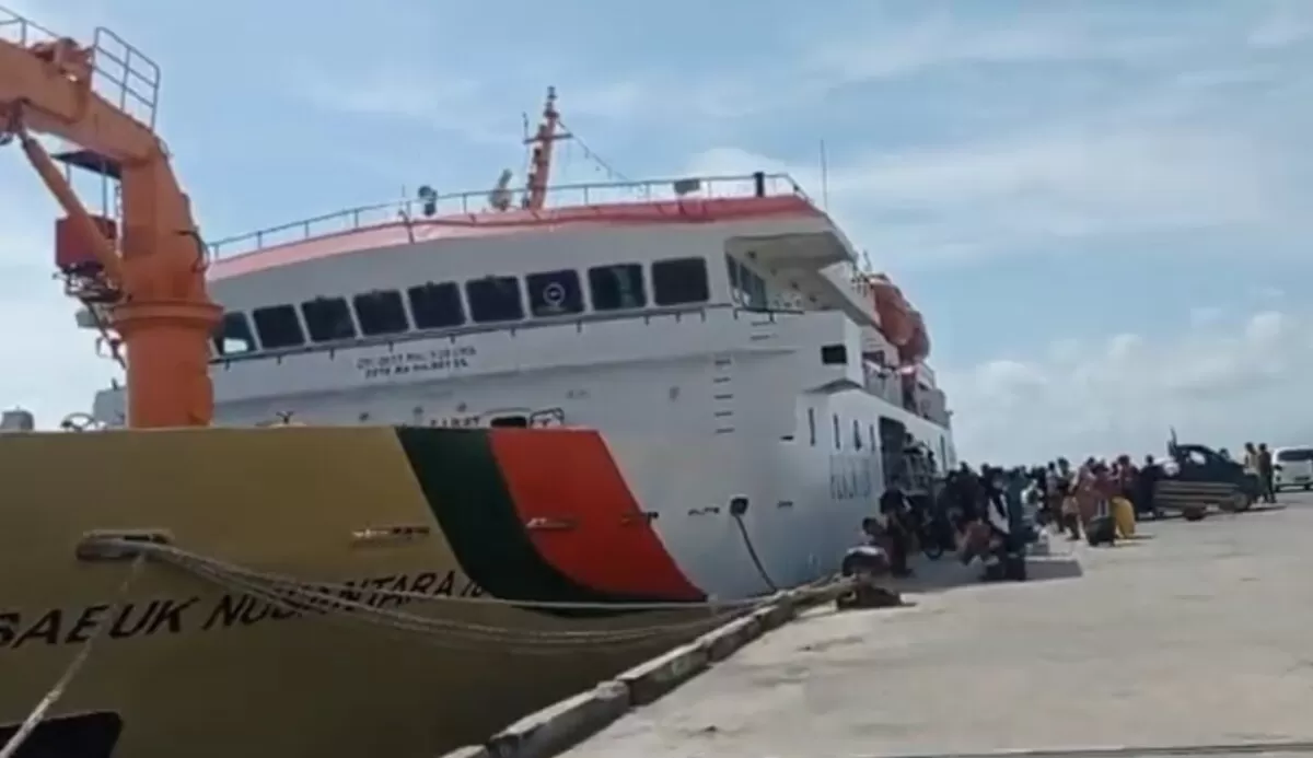 KM Sabuk Nusantara 78 bersandar di pelabuhan (pelni)