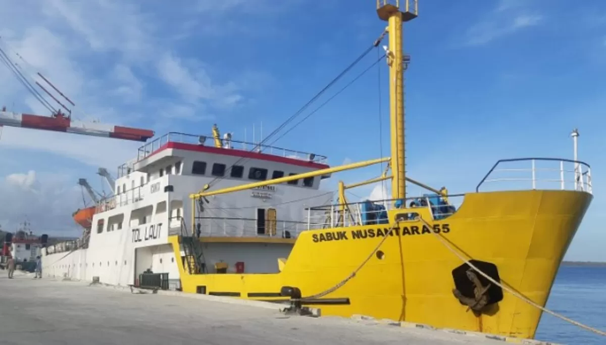 KM Sabuk Nusantara sedang bersandar di dermaga (km sabuk nusantara 55)