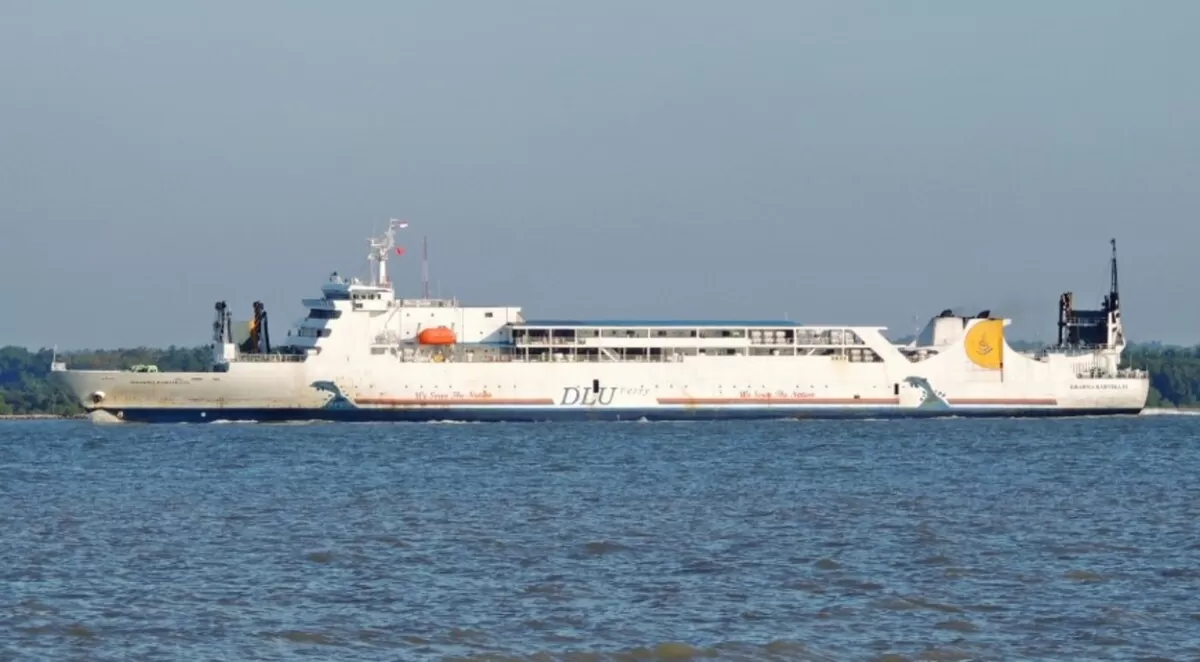 KM Dharma Kartika 9 berlayar (Ship Spotting)
