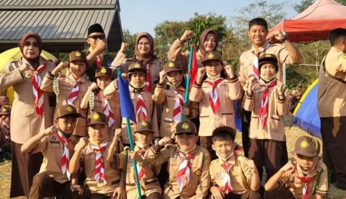 Seragam Pramuka berwarna cokelat (fajar nusantara)