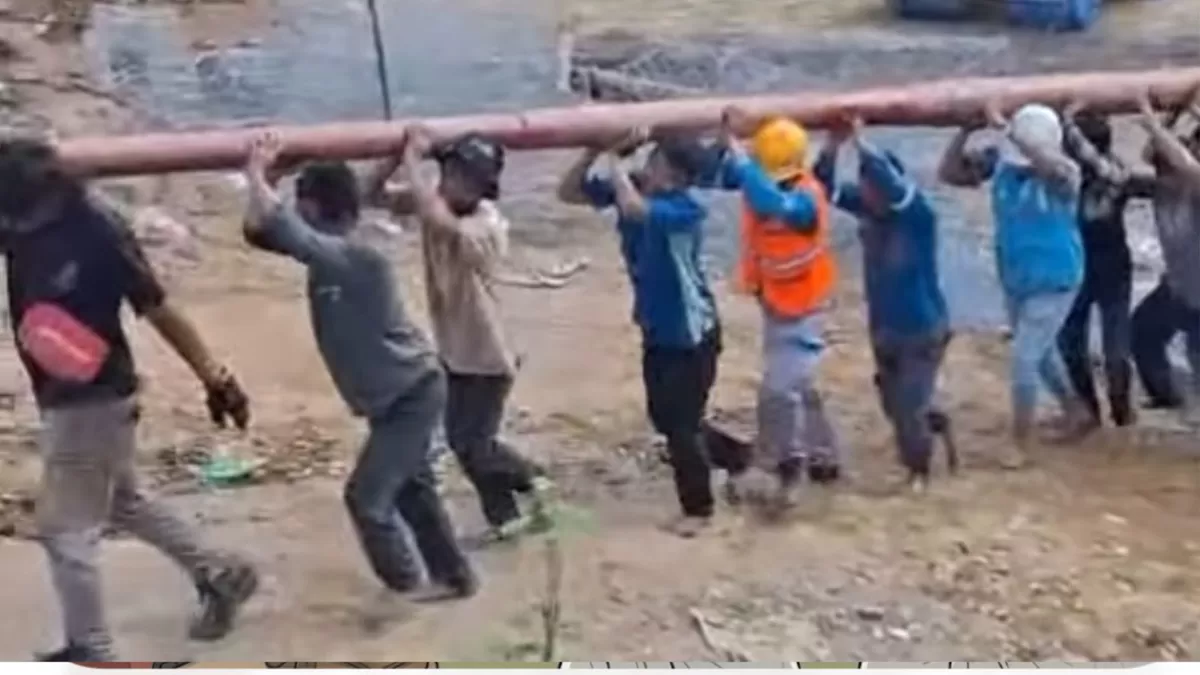 Warga dan Petugas PLN gotong royong menyeberangi sungai sambil membawa tiang listrik untuk desa terisolir di Aceh Tengah. (Instagram/serta_lia_gali)