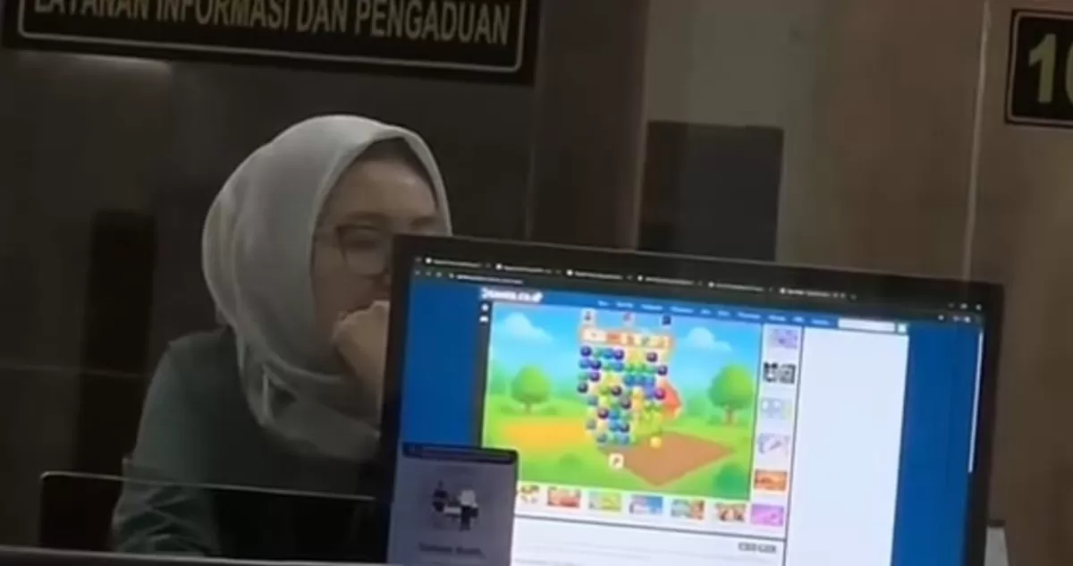 Petugas PTSP Pengadilan Negeri (PN) Jakarta Pusat yang viral karena diduga main game di jam kerja. (TikTok/gaqepaqe)