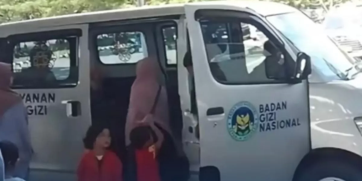Menyoroti rekaman video viral terkait penampakan mobil MBG yang terlihat membawa penumpang di Bandara Internasional Lombok, NTB. (Instagram.com/@volunteer.netizen)