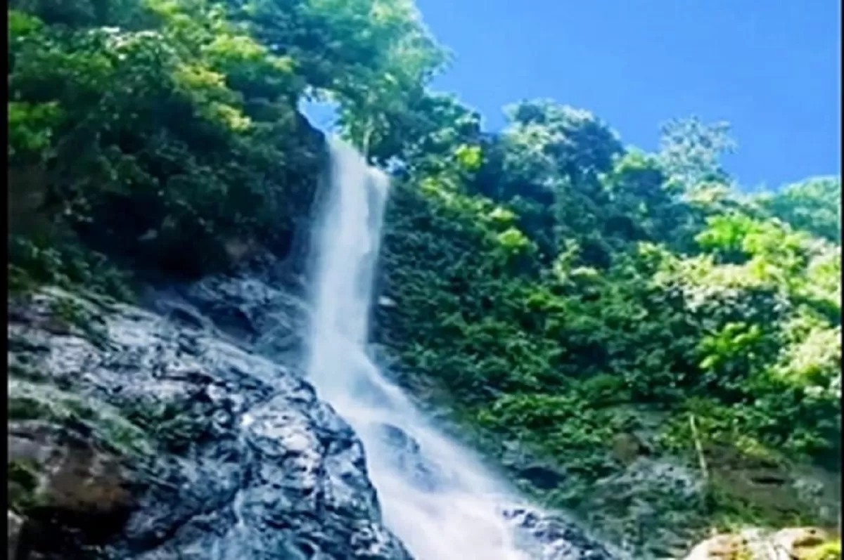 Air Terjun Parangloe di Sulawesi Selatan menawarkan keindahan alam pegunungan yang masih asri, udara sejuk, serta aliran air jernih. (YouTube Pergi Expedisi)