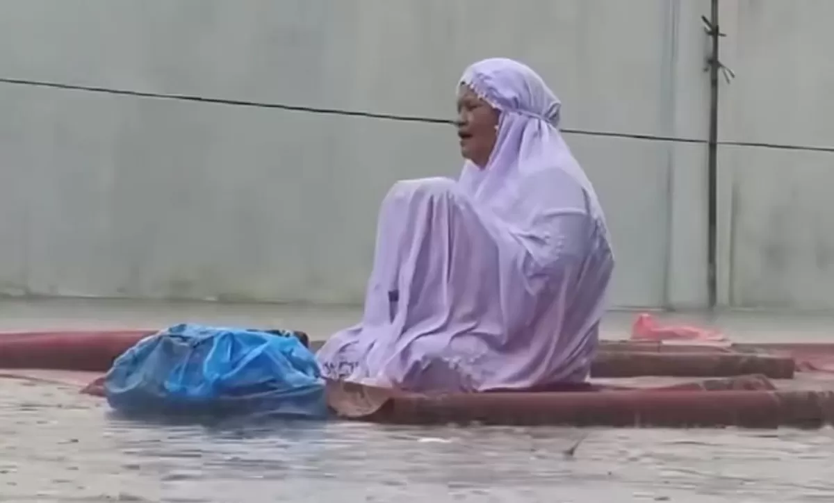 Momen seorang ibu yang terus berdoa meski hujan turun dengan deras.  (Instagram/pekanbarutalks)