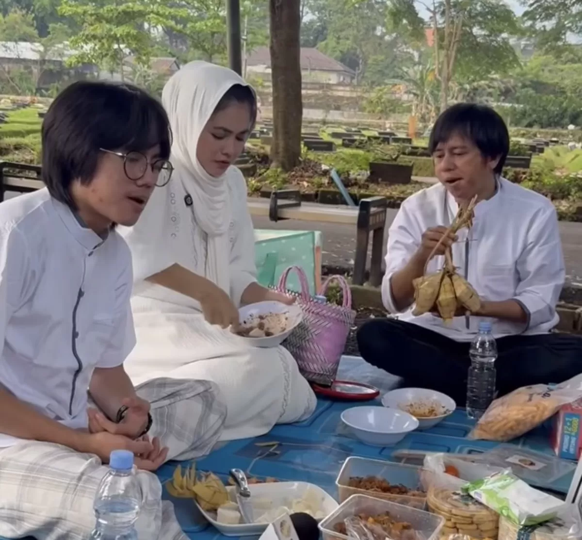 Karina Ranau Kena Nyinyir Usai Rayakan Lebaran di Makam Epy Kusnandar (Istimewa)