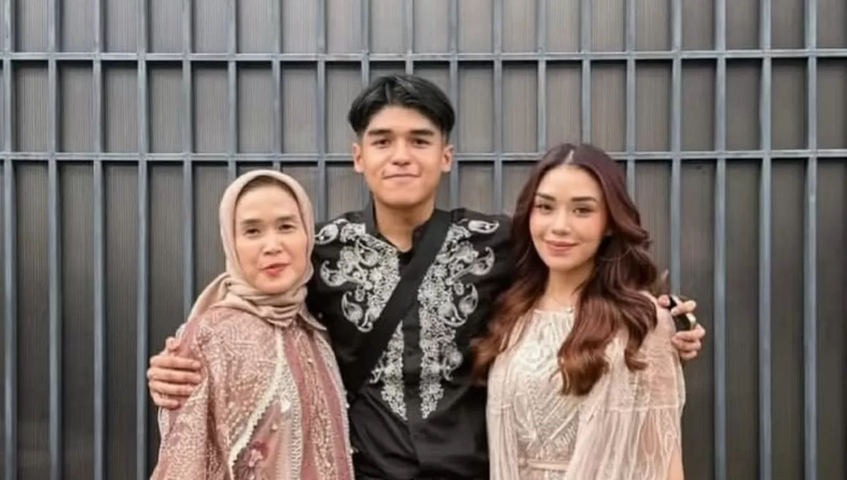 Unggahan ibu Lula Lahfah mengenang putrinya di Lebaran tahun ini.  (Instagram/tatu_yulyanah)