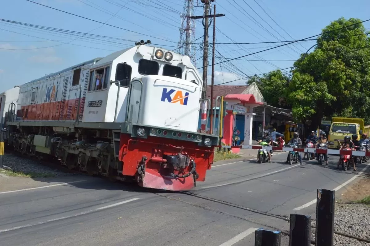 Tips Aman Melintasi Rel Kereta dengan Mobil Listrik agar Terhindar dari Kecelakaan (ANTARA)