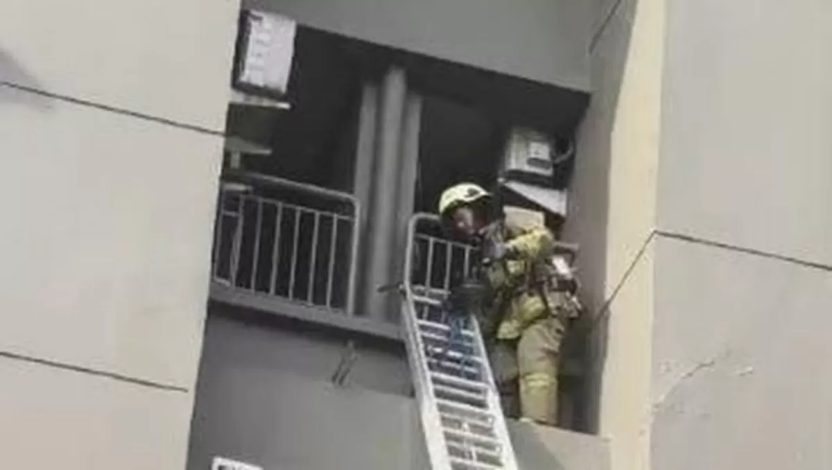 Kebakaran Apartemen Mediterania Jakbar, Penghuni Dievakuasi Lewat Tangga Darurat Berlapis (Istimewa)