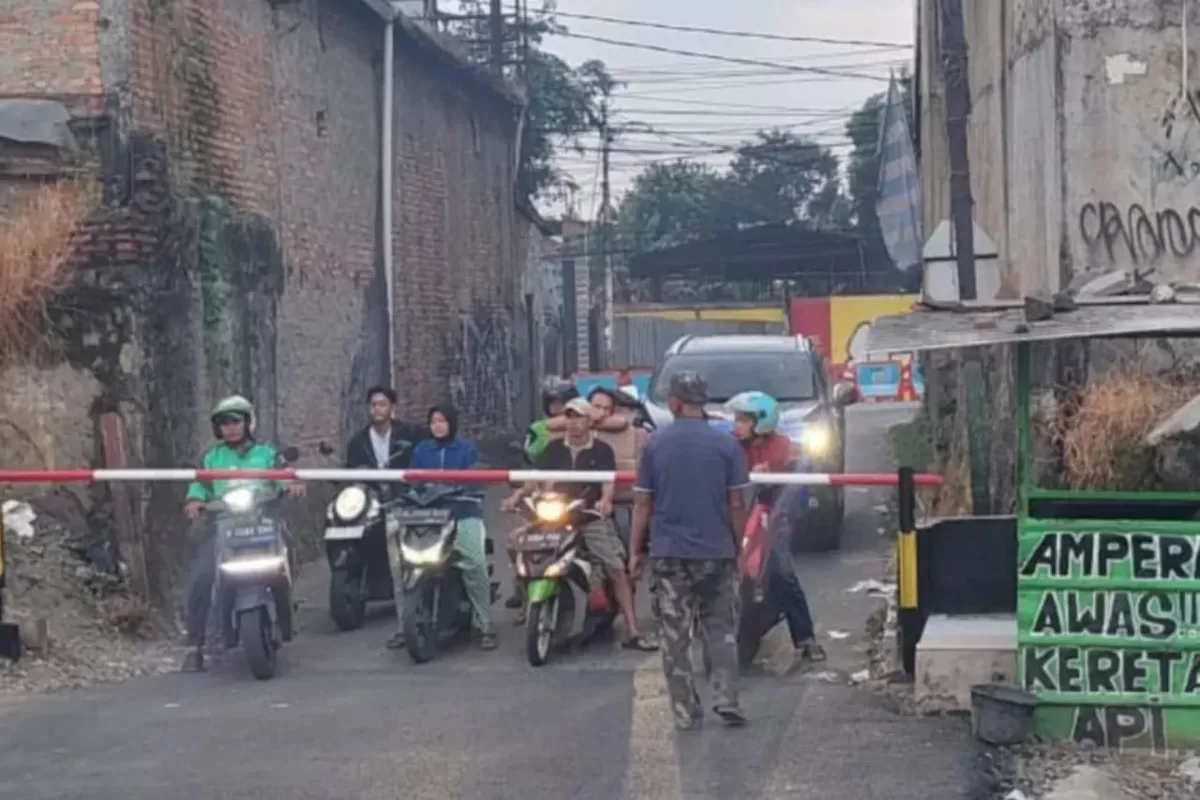 Perlintasan Kereta Ampera Bekasi Dipasangi Palang Sementara, Masyarakat Diminta Waspada (Antara)